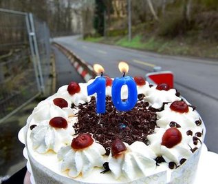 <p>26. März: Der Notfußweg an der Burgstädter Straße in Mittweida existiert seit nunmehr zehn Jahren. Von der „Freien Presse“ gab es dafür wieder eine Torte. Jedes Jahr das gleiche Bild: Seit zehn Jahren ist ein Teil des Fußwegs entlang der Straße in Mittweida gesperrt. Auf einem etwa 360 Meter langen Abschnitt ist die Stützmauer marode, droht, in den Altmittweidaer Bach abzurutschen. Fußgänger dürfen seit März 2006 nicht mehr auf dem Gehweg laufen. Stattdessen wurde die Fahrbahn eingeengt und ein Behelfsfußweg geschaffen. Mehrfach hat das zuständige Landestraßenbauamt seither die Sanierung der Straße angekündigt – und verschoben.</p>