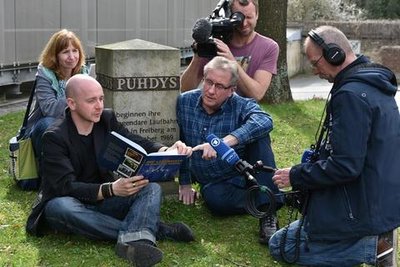 <p>5. April: Anfang des Jahres gaben die Puhdys ihr letztes Konzert in Berlin. Doch mit Freiberg wird die Kult-Rock-Band ewig verbunden sein. Das beschreibt Buchautor Thomas Reibetanz (2. v. l.) in seinem Buch „Auf Lebenszeit“. Ein Team des MDR machte den Autor und Volker Doberstein<br />
(3. von links), einen Puhdys-Fan der ersten Stunde, zum Mittelpunkt eines Beitrags. Gedreht wurde am Gedenkstein unter der Puhdys-Eiche am Konzerthaus „Tivoli“.</p>
