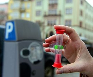 <p>16. April: Die Parksanduhr „Pumi“ hat in Mittweida ausgedient. Gespräche, Verhandlungen und juristische Winkelzüge halfen nichts – die Verkehrsbehörde des Freistaates blieb bei ihrem Nein zum Kurzzeit-Parkmodell. Nun gibt es dafür an den Automaten in der Innenstadt die Brötchen-Taste. Mit ihr können Autofahrer ihren Pkw kurz abstellen, ohne Parkgebühren zahlen zu müssen. Auch Frankenberg hat diese Taste mittlerweile eingerichtet. Was bleibt sind Pumi-Kosten von 9000 Euro, auf denen die Stadt sitzen bleibt.</p>