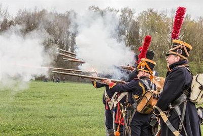 <p>18. April: Trotz Regens haben über 150 Zuschauer die Gefechtsnachstellung an den Grundbachwiesen in Schellenberg verfolgt. Das geschichtsträchtige Gefecht bei Schellenberg stellten die Mitglieder des militärhistorischen Vereins „2. Korps-Artillerie zu Fuß“ bereits zum zehnten Mal nach. Daran beteiligten sich dieses Mal etwa 80 Militärhistoriker mit Pferden und Kanonen auf dem Feld. In authentischen Uniformen sowie mit realistischen Gefechtsformationen und echten Musketen und Kanonen stellten sie die Schlacht am Schellenberg vom 6. Oktober 1813 nach. Sogar aus der Leubsdorfer Partnergemeinde, dem tschechischen Peruc, waren Gäste zu dem Spektakel angereist. Der Gefechtsnachstellung gingen eine Kranzniederlegung zum Gedenken an die gefallenen Soldaten sowie diszipliniertes Exerzieren voraus. Später gab es ein Nachtschießen. Gastgeber ist der Verein 2. Korps-Artillerie zu Fuß. Dessen Vorsitzender Wolfgang Müller schätzte ein: „Wir sind zufrieden mit dem Verlauf.“ Einen Monat später reisten die Hobby-Historiker ins bayerische Eggmühl. Dort wurde eine Schlacht aus napoleonischer Zeit nachgestellt.</p>