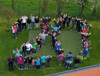 <p>22. April: Ein ereignisreiches Jahr für die Schüler und Lehrer der Förderschule Zettlitz: Im April fieberten die Kinder und Erwachsenen auf den runden Geburtstag ihrer Einrichtung hin. Seit 20 Jahren werden in der Förderschule „Wilhelm Pfeffer“ geistig und körperlich behinderte Mädchen und Jungen unterrichtet. Im Juni wurde groß gefeiert. Im Oktober eine umstrittene Entscheidung: Die Förderschule wird nach Rochlitz verlagert. Die Einrichtung in Trägerschaft des Landkreises soll in den Schulteil Rochlitz des Beruflichen Schulzentrums Döbeln-Mittweida einziehen.</p>