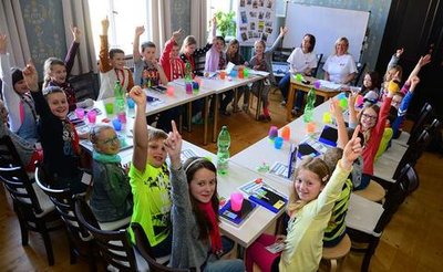 <p>23. April: Mehr Demokratie geht nicht: Nun hat auch der Hort „AlberTina“ in Hainichen ein eigenes Kinderparlament. Das besteht aus insgesamt 24 Grundschülern sowie Hortleiterin Annette Wüchner und Erzieherin Dana Heinike als Schriftführerin. Jede Klasse der Eduard-Feldner-Grundschule hatte zuvor jeweils zwei Vertreter in das Gremium gewählt. Hier im Foto wird abgestimmt, ob das Bild in die Zeitung kommen soll.<br />
Bereits im Dezember 2015 war im Hort der Astrid-Lindgren-Grundschule Frankenberg ein solches Nachwuchs-Gremium gegründet worden.</p>