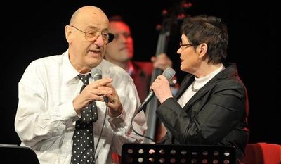 <p>30. April: Sie sangen, swingten und scherzten: Mit ihrer CD „Auserwählt“ im Gepäck begeisterten Uschi Brüning und Manfred Krug im restlos ausverkauften Konzerthaus „Tivoli“ die Freiberger. Auf ihrer Tournee stellten die Künstler ihr erstes und auch letztes gemeinsames Studioalbum vor. Manfred Krug starb am 21. Oktober in Berlin.</p>