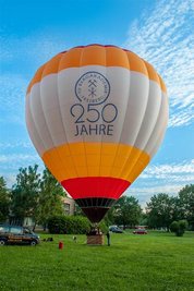 <p>3. Mai: Mit dem 250. Vorlesungsbeginn am 3. Mai beendete die TU Bergakademie Freiberg offiziell ihr Festjahr. Auch mit einem Heißluft-Ballon warb die TU Freiberg für ihr Jubiläum. Die Entwicklung der Bildungsstätte, ihre Geschichten und Schätze sind nunmehr in Publikationen festgehalten. Ein Bildband zeigt das Festjahr vom März bis zur großen Feier am 21. November 2015.</p>