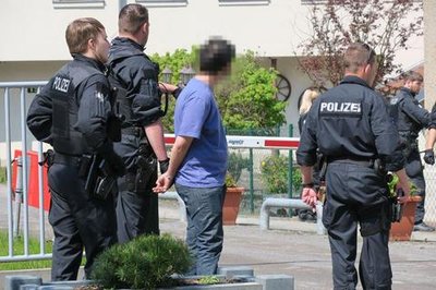 <p>6. Mai: Eine Auseinandersetzung auf offener Straße sorgte am Himmelfahrtstag in Frankenberg für Schrecken und Festnahmen. In einem Video hatte ein Augenzeuge festgehalten, wie es auf der Schloßstraße zu einer Schlägerei zwischen Deutschen, Niederländern und Kroaten kam. Dabei waren sechs Personen verletzt worden. Ein junger Mann kroatischer Abstammung mit niederländischer Staatsbürgerschaft soll zudem zwei deutsche Männer mit dem Auto angefahren haben. Gegen den Fahrer ist mittlerweile Anklage wegen gefährlichen Eingriffs in den Straßenverkehr erhoben worden. Der Verhandlungstermin vor dem Döbelner Schöffengericht ist für den 12. Januar angesetzt.</p>