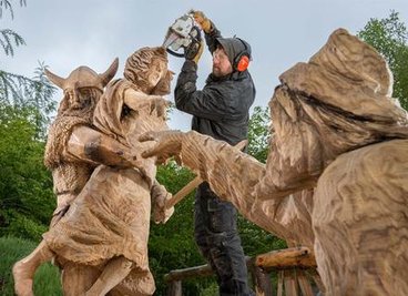 <p>17. Mai: Filigrane Arbeiten sind auch mit der Kettensäge möglich: Das haben rund 30 Künstler einmal mehr in „Blockhausen“ bei Dorfchemnitz (Mittelsachsen) bewiesen. Das Thema des diesjährigen Wettbewerbs: „Wikinger überfallen ein englisches Dorf“. Der englische Künstler Simon O‘ Rourke, der Einzel-Weltmeister wurde, schuf eine Skulpturengruppe, in der ein Nordmann ein junges Mädchen mit sich reißt. Verzweifelt versucht sie noch, die rettende Hand zu erreichen. Aber der Wikinger hat sie fest im Griff. Andere Szenen zeigten ebenso grausige Motive. Doch auch Werke wie ein großes Drachenboot konnten die Besucher bewundern, die trotz des Regenwetters zu Tausenden ins Erzgebirge geströmt waren.</p>