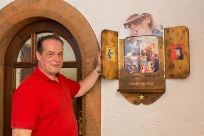 <p>27. Mai: Fankult um den Panikrocker: Der Augustusburger Tilo Appelt (50) – Inhaber vom „Landsknecht“ – bekam zu seinem runden Geburtstag vom ehemaligen Inhaber Uwe Schwarz einen Udo-Lindenberg-Schrein geschenkt, der nun in seinem Gasthaus hängt. Lindenberg besuchte am 16. August 2012 anlässlich seines Konzertes und der Sonderausstellung auf Schloss Augustusburg den Landsknecht und rauchte Zigarre. Appelt ist nun auf der Suche nach dem Lieblingsgericht von Lindenberg, um dieses in seinem Restaurant anbieten zu können.</p>