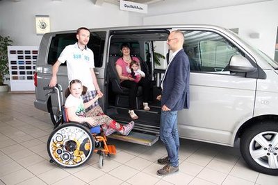<p>3. Juni: Familie Einert konnte es kaum fassen, dass sie nun Besitzer eines neuen VW-Multivan ist. Den Freibergern, die „Freie Presse“ vergangenes Jahr in der Aktion „Leser helfen“ begleitet hat, wurde das Fahrzeug von Lars Franke, Geschäftsführer des gleichnamigen Autohauses, übergeben. Der VW-Bus ist ein Traum für die Familie, den sie sich selbst nicht erfüllen konnte und den die Leser der „Freien Presse“ mit Unterstützung des Freiberger Lionsclubs ermöglicht haben. Insgesamt hat der Verein „Leser helfen“ der Familie 22.500 Euro zur Verfügung gestellt.</p>