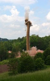 <p>6. Juni: Mit einer spektakulären Sprengung wurde der Schornstein der ehemaligen Papierfabrik Rochsburg dem Erdboden gleich gemacht. Nachdem Mitarbeiter der Burgstädter Firma M. Günther GmbH bereits das Heizhaus abgerissen hatten, fiel nun auch der 80 Meter hohe Schornstein. Etwa 30 Kilogramm Sprengstoff Riodin waren auf 40 Bohrlöcher verteilt. Verfolgt haben die Sprengung mehrere Hundert Zuschauer, welche sich teilweise schon Stunden zuvor die besten Plätze am Wanderweg zwischen Berthelsdorf und Rochsburg gesichert hatten.</p>