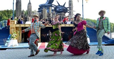 <p>11. Juni: Einen Hauch von Broadway und der großen, weiten Welt versprühte die beeindruckende Kulisse auf der Seebühne Kriebstein. Die weltbekannte Musical-Komödie „Hello, Dolly!“ war das einzige Stück, das in diesem Sommer auf Sachsens einziger Seebühne gespielt wurde. 17 Mal versprühte Hauptdarstellerin Susanne Engelhardt als elegante und gewitzte Heiratsvermittlerin Dolly Meyer ihren Charme. Mit Erfolg: Insgesamt rund 11.000 Gäste besuchten die Theatervorstellung unter freiem Himmel. Auch im kommenden Jahr wird das Stück im Spielplan stehen.</p>