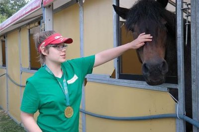 <p>17. Juni: Nicht nur ein Herz und eine Seele, sondern auch ein sportlich tolles Team: Svenja Müller streichelt ihr Dressurpferd „Big Bella“. Die 14-Jährige hatte zum zweiten Mal an den Special Olympics für geistig Behinderte teilgenommen. Mit überragendem Erfolg: Mit Gold im Trail, einem Geschicklichkeitswettbewerb, sowie Silber im Dressurreiten kehrte die Burgstädterin von den Special Olympics aus Hannover zurück. Dies ermöglichten erneut Spenden der „Freie Presse“-Leser.</p>