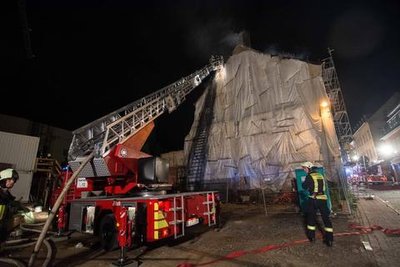<p>1. Juli: Gleich zwei Mal innerhalb von zwei Wochen loderten in einem Mehrfamilienhaus an der Freiberger Straße in Frankenberg die Flammen. Wie der Einsatzleiter der Feuerwehr vor Ort mitteilte, brannte es nun im Dachstuhl. Das einsturzgefährdete Gebäude, das offenbar keinen Besitzer hat und unter Zwangsverwaltung steht, wurde mittlerweile bis auf das erste Geschoss abgerissen.</p>