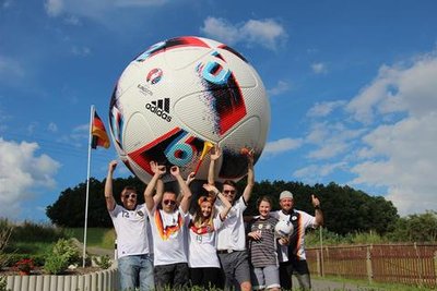 <p>2. Juli: König Fußball war auch in Mittelsachsen das alles beherrschende Thema im Sommer 2016. Tausende verfolgten die Spiele der Nationalelf bei der Europameisterschaft beim Public Viewing auf großer Leinwand, zum Beispiel im Freiberger Schlosshof. Aber auch Privatleute feierten gemeinsam mit Freunden ein Fußballfest. Der Lichtenberger Enrico Fuder, der seit zehn Jahren Fußballabende für Freunde organisiert, schmückte seine Party mit einem besonderen Maskottchen: einem<br />
etwa 2,50 Meter großen EM-Fußball, von dem es weltweit nur etwa 30 Stück gibt. Der etwa 280 Kilogramm schwere Plastikball, hergestellt vom Sportartikelhersteller Adidas, avancierte zum vielfotografierten Star im Ort. Im Bild: Ballbesitzer Enrico Fuder (von rechts) mit John Fuder, Toni Schlesier, Betty Fuder, Mike Wagner und Jens Wenderholm.</p>