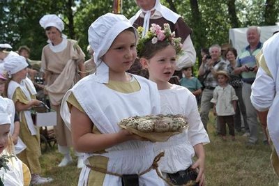 <p>7. Juli: Zum 23. Mal zog der Historische Besiedlungszug unter Schirmherrschaft des Vereins Mittelsächsischer Kultursommer durch Mittelsachsen. Erstmals starteten die Siedler in der mittelalterlichen Bergstadt Bleiberg in Sachsenburg, und erstmals wurde der Tross von Michael Ehnert als Lokator angeführt. 100 Erwachsene und 50 Kinder stellten die historischen Ereignisse der Besiedelung vor gut 800 Jahren nach. Etappen waren unter anderem Frankenau und Wechselburg. Die Teilnehmer bewältigten täglich etwa 15 Kilometer vorwiegend zu Fuß. Am jeweiligen Zielort bauten die Siedler ihr Lager auf und begrüßten Gäste, um bei Musik und Gaukelei gemeinsam zu feiern. Auch im Ortsteil Hoyersdorf machte der Tross Halt. Kinder der Neuwallwitzer Kindertagesstätte „Regenbogen“ besuchten die Gruppe in standesgemäßem Gewand und brachten den Siedlern Gaben.</p>
