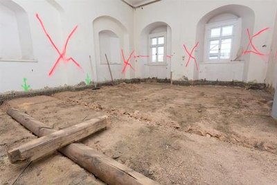 <p>9. Juli: Böse Überraschung im Rathaus Oederan: Bei der Untersuchung von Wänden und Decken ist der beauftragte Restaurator auf arsenhaltige Farbreste gestoßen. Auch im Steueramt wurden Reste der giftigen Substanz gefunden. Die roten Kreuze markieren die Wände, von denen die arsenhaltige Farbe entfernt werden muss. Das sogenannte Schweinfurter Grün muss von einer Fachfirma unter höchsten Sicherheitsvorkehrungen entsorgt werden. Vor einem Jahr ist die Stadtverwaltung ins ehemalige Amtsgericht als Ausweichquartier umgezogen. Ob die geplante Fertigstellung des Rathauses im Jahr 2018 eingehalten werden kann, ist unklar.</p>