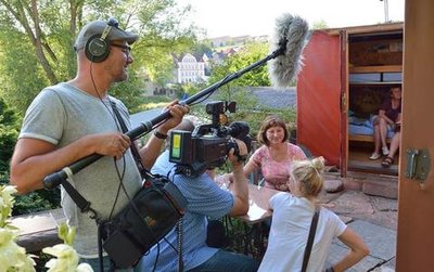 <p>11. Juli: Weit mehr als 1000 Touristen haben in den beiden Kofferhotels in Lunzenau, kurz Kofftel genannt, schon übernachtet. Kein Wunder, dass schon etliche Zeitungen und TV-Sender über die beiden Bungalows in Form eines Koffers und den Einfallsreichtum des Besitzers Matthias Lehmann berichteten. Auch das ZDF-Morgenmagazin war für Dreharbeiten nach Lunzenau gekommen: Tontechniker Uli Vollmer, Kameramann Matthias Eichhorn und Redakteurin Franziska Wunderlich interviewten Übernachtungsgast Elke Ullmann.</p>