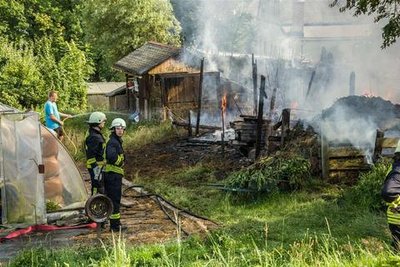 <p>19. Juli: Für Beobachter und Betroffene des Großbrandes auf einem Grundstück nahe der B 173 in Flöha ein seltsames Bild: Während das Feuer in Schuppen und Lauben um sich schlägt, stehen Feuerwehrleute zur Untätigkeit verurteilt daneben und warten. Und zwar auf Wasser. Jens Felgner, dessen Gärtnerei sich unmittelbar neben der Brandstelle befindet, hatte da schon zum eigenen Gartenschlauch gegriffen und versucht, die Flammen zu bändigen. Die Feuerwehrleute benötigten einige Minuten, einen Hydrantendeckel auf der Bundesstraße zu öffnen. Erst nachdem dies mit roher Gewalt gelang, konnten die Löscharbeiten so richtig beginnen.</p>