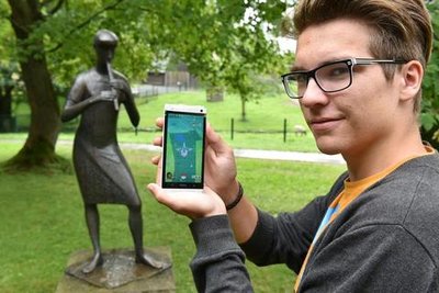 <p>3. August: Das Handy-Spiel „Pokémon Go“ eroberte 2016 die ganze Welt, junge Menschen rannten nur noch mit Blick auf ihre Handys durch die Gegend, um virtuelle Gestalten zu fangen und sich in sogenannten Arenen erbitterte Kämpfe zu liefern. Auch in Mittelsachsen hatten die Programmierer überall Pokémons versteckt, die<br />
Euphorie schien grenzenlos. So entdeckte auch Max Heinrich im Freiberger Tierpark an der Flötenspielerin von Gottfried Kohl eine sogenannte Arena, in der er sich mit anderen Pokémon-Fans messen konnte.</p>
<p> </p>
