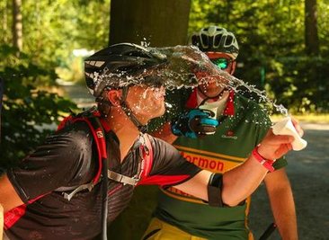 <p>29. August: Trotz Temperaturen von über 30 Grad Celsius haben sich 168 Radfahrer an der 8. Auflage des Freiberger Fahrrad-Zickzack (FFZ) beteiligt. Das ist die zweitgrößte Teilnehmerzahl in der Geschichte des von der „Freien Presse“ organisierten Wettbewerbs. Nur im vergangenen Jahr waren noch mehr Radler unterwegs. Die tapferen Pedalritter gingen an einem der heißesten Tage des Jahres kreuz und quer durch die Bergstadt auf die Jagd nach den sogenannten Pneuros. An fünf der zwölf Stationen wurden Wasserflaschen bereitgehalten, mit denen die Fahrradfahrer ihren Durst löschen konnten. Auch Teilnehmer Tino Rudolph (im Bild) gönnte sich eine verdiente Erfrischung. Für die Pneuro-Jagd hatten die Radfahrer drei Stunden Zeit. Sieger und Teilnehmer feierten abends gemeinsam im Schlosshof.</p>