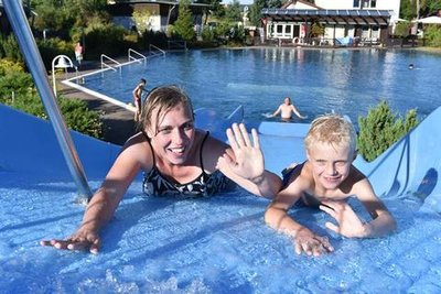 <p>2. September: Mit ein wenig Verspätung hat der Sommer in Mittelsachsen doch noch für beste Badetemperaturen und volle Freibäder gesorgt. So wie hier Katja Deckert und ihr Sohn Tim (8) aus Baden-Baden, zu Besuch bei Opa Ekkehard Maaß in Hetzdorf, genossen viele Mittelsachsen heiße Tage im kühlen Nass. Die Freibäder der Region verlängerten ihre Saison. Laut dem Frankensteiner Wetterexperten Manfred Tietz war die erste Monatshälfte im September in vielen Gegenden Deutschlands die wärmste und sonnigste seit Beginn amtlicher Wetterbeobachtungen. Zehn Sommertage (25 Grad Celsius und mehr) konnte er notieren. Am 12. und 13. September kletterte das Thermometer sogar noch auf bis zu 30 Grad Celsius. Eine derartig sonnenscheinreiche, warme Spätsommerperiode sei jedoch die große Ausnahme, so Tietz. Die zweite Septemberhälfte war dann bei Weitem nicht so warm wie die erste; die jahreszeitgemäße Abkühlung folgte schon bald: sechs Grad am 21. September.</p>