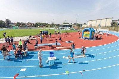 <p>5. September: Ein Traum in Blau, Rot und Grün: Nach fast vier Jahren Umbauzeit ist das Mittweidaer Stadion wieder eröffnet worden. Zum Tag der offenen Tür stellten sich die Sportvereine der Stadt vor. Der Umbau hat rund 3,8 Millionen Euro gekostet.</p>