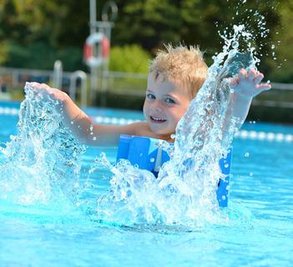 <p>17. September: Mit ein wenig Verspätung hatte der Sommer in Mittelsachsen doch noch für beste Badetemperaturen und volle Freibäder gesorgt. So wie hier im Bild der dreijährige Luca im Rochlitzer Freibad, genossen viele Mittelsachsen heiße Tage im kühlen Nass. Die Freibäder der Region verlängerten ihre Saison. Laut dem Frankensteiner Wetterexperten Manfred Tietz war die erste Monatshälfte im September in vielen Gegenden Deutschlands die wärmste und sonnigste seit Beginn amtlicher Wetterbeobachtungen. Zehn Sommertage (25 Grad und mehr) konnte er notieren. Am 12. und 13. September kletterte das Thermometer sogar noch auf bis zu 30 Grad Celsius. Eine derartig sonnenscheinreiche, warme Spätsommerperiode sei jedoch die große Ausnahme, so Tietz. Die zweite Septemberhälfte war dann bei Weitem nicht so warm wie die erste; die jahreszeitgemäße Abkühlung folgte schon bald: sechs Grad am 21. September.</p>