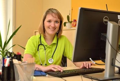 <p>29. September: Für Patienten aus dem Raum Rochlitz verbesserte sich die Versorgungslage. Die Leisniger Heliosklinik stockte das Ärzteteam im Medizinischen Versorgungszentrum auf. Dort praktiziert nun Allgemeinmedizinerin Tatjana Platner.</p>