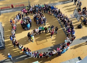 <p>30. September: Einen traurigen Smiley bildeten die Schüler der Hainichener Oberschule auf dem Schulhof. Mit diesem Foto<br />
beteiligten sich die Hainichener am landesweiten Aktionstag unter dem Motto „Bildet die Rettung – Rettet die Bildung!“</p>