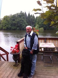 <p>1. Oktober: Vor gut 400 Tagen hat der Bobritzscher Volker Uhlig die schwere Eichentür zu seinem Büro in der Fabrikanten-Villa neben dem Freiberger Landratsamt zum letzten Mal hinter sich zugezogen. Über ein Jahr später genießt der Landrat a. D. seinen Ruhestand. Immer mit dabei: der russische Terrier namens Petja von Amur.</p>
