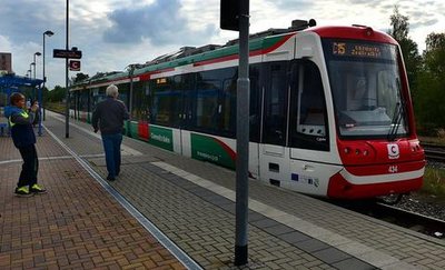 <p>11. Oktober: Mit der Ankunft der ersten Bahn des Chemnitzer Modells am Hainichener Bahnhof wurde nun nach Mittweida auch die Gellertstadt an die Chemnitzer Innenstadt angebunden. Der Verkehrsverbund Mittelsachsen (VMS) hatte das Projekt seit Jahren vorbereitet. 2009 begannen Umbauarbeiten am Straßenbahnnetz in Chemnitz und am Hauptbahnhof. Fahrzeuge für 42,8 Millionen Euro wurden angeschafft. Diese können sowohl auf Eisen- als auch auf Straßenbahnschienen fahren und im Umland- und im Stadtverkehr eingesetzt werden.</p>