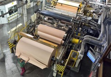 <p>12. Oktober: Der Peniger Spezialpapierhersteller Technocell ist auf Erfolgskurs und kündigte an, im kommenden Jahr die Produktion weiter hochzufahren. Statt an 330 Tagen läuft dann an 350 Tagen die Papiermaschine – und das rund um die Uhr. „Die Auftragslage ist gut“, begründete der Werkleiter der Papierfabrik, Reinhard Geißler, diesen Schritt. Den Penigern spielte dabei nicht nur die konjunkturell gute Lage in der Baubranche in die Hände, sondern auch die positive Entwicklung in der Möbelindustrie. Für beide Branchen fertigt das zur Felix Schoeller Gruppe aus Osnabrück gehörende Werk Spezialpapiere. Zurzeit verlassen davon circa 25.000 Tonnen den Standort. 2017 rechnet Geißler mit 28.000 Tonnen.</p>