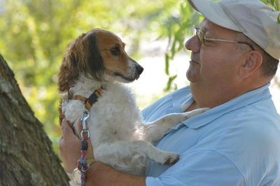 <p>20. Oktober: Das Schicksal von Spaniel-Mix Chacho brach im Sommer das Herz der Tierfreunde. Der Besitzer hatte den acht Jahre alten Hund am 20. Mai im Freiberger Tierheim eigentlich nur für ein paar Tage in Obhut gegeben – und holte ihn dann aber nicht mehr ab. Der kleine Rüde saß im Tierheim fest. Vier Monate und etwa 1000 Euro Unterbringungskosten später gab es neue Hoffnung für den liebenswerten Hund und die Tierheimmitarbeiter. Gert Großer aus Freiberg hatte durch einen Beitrag in der „Freien Presse“ von Chachos Schicksal erfahren und führte den Spanielmix zunächst zweimal täglich aus. Dann folgten drei Wochen Probezeit im neuen Zuhause. Nun lebt Chacho bei Gert Großer und seiner neunjährigen Katze Lady auf dem Seilerberg.</p>