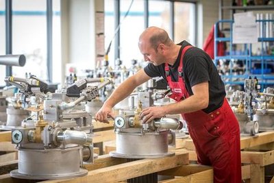 <p>26. Oktober: Mit der Herstellung von Industriebrennern hat sich die Oederaner Firma Noxmat in den vergangenen acht Jahren einen Namen gemacht. In dieser Zeit konnte das Unternehmen seinen Umsatz verdoppeln. Geschäftspartner aus der ganzen Welt waren im Stammsitz zu Gast, um sich fortzubilden und die Arbeit im Oederaner Unternehmen kennenzulernen. Hier im Bild Monteur Jens Hetze an einem Industriebrenner in der Montagehalle.</p>