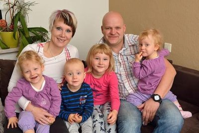 <p>26. Oktober: Vor knapp drei Jahren änderte sich die Welt der damals noch dreiköpfigen Familie Tartsch-Schlimper aus Rochsburg mit einer großen Überraschung: Mutter Cynthie erwartete Drillinge. Wie die junge Familie ihr Leben von da an meisterte, hielt die Krankenkasse nun in einem Werbefilm fest. Damit wurden Cynthie Tartsch mit Malea und Lijan, Mirko Tartsch-Schlimper mit Samira und Alena die Stars in einem Internetvideo der AOK. Klickzahl: knapp 318.000.</p>
