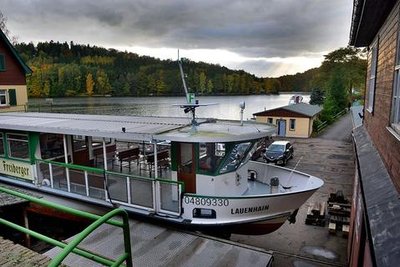 <p>1. November: Still ruht mit Saisonende wieder der Kriebsteinsee, die Fahrgastschiffe landeten im Trockendock und werden gewartet, repariert und für die neue Saison fit gemacht. Auch in den Büchern des Talsperrenzweckverbandes hat sich manche Woge noch geglättet. Geschäftsführer Thomas Caro ist mit der Saison zufrieden: 427.000 Euro Umsatz hat die Schifffahrt bis Oktober in die Kasse gespült – 7,5 Prozent mehr als im Vorjahr. Die Schiffsgastronomie konnte um 9,5 Prozent zulegen, die Seebühne um 13 Prozent.</p>