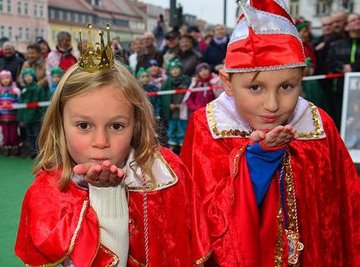 <p>12. November: Standesgemäß starteten die mittelsächsischen Narren in die fünfte Jahreszeit: In Frankenberg ließ Bürgermeister Thomas Firmenich (CDU) vom Rathausbalkon Bonbons regnen, in Mittweida hatten die Narren Konfetti mitgebracht. Beim Frankenberger Carnevalsverein (FCV) verteilte das Kinderprinzenpaar Betty-Lou und Ole (Bild) fleißig Küsschen und die Funken zeigten ihre neuen Tänze. Das Motto für die Saison lautet „Mafia, Gangster und Kartell – beim FCV wird‘s kriminell“. Der Mittweidaer Karnevalsverein zog vor dem Rathaus auf und holte sich die Schlüsselgewalt. Als Prinzenpaar regieren nun in der Hochschulstadt Carolin I. und Holger I., die am Abend auch die Fete in der Bürkelhalle eröffneten. Das maritime Motto mit „Alle Mann an Bord“ wurde dabei schon tänzerisch vorgestellt.</p>