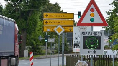 <p>15. November: Gute Erfahrungen gemacht: Wegen der positiven Resonanz auf die erste Tempo-Tafel hat die Stadt Großschirma ein zweites Exemplar angeschafft. Im Rathaus werden Vorschläge gesammelt, wo die Messstation positioniert werden könnte. Eine Tafel soll ständig an der B 101 am Ortseingang Großschirma vor der Kreuzung aufgestellt werden, heißt es aus dem Rathaus.</p>