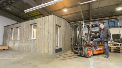 <p>19. November: Der Erdmannsdorfer Unternehmer Jörg Buschbeck hatte, angesichts der aktuellen Flüchtlings-Situation vor rund einem Jahr, ein Modulhaus entwickelt. Es war für Migranten gedacht. Geplant waren kleine, abgeschlossene Wohneinheiten mit Bad, Kochecke, Schlaf- und Wohnraum in modularer Bauweise, die ohne Kran auf- und wieder abgebaut werden können. Vier bis sechs Personen sollten sie Platz bieten – auf 36 Quadratmetern. Doch die Lage änderte sich. Flüchtlinge kamen kaum noch, der Bedarf war nicht mehr da. Das einzige Exemplar hat nun eine Chemnitzerin gekauft und will nach dem Wiederaufbau darin wohnen.</p>