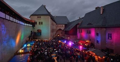 <p>12. Dezember: Trotz durchwachsenen Wetters strömten Menschenmassen nach Rochlitz, um im einzigartigen Ambiente der mittelalterlichen Anlage eine Premiere zu feiern. Die jahrhundertealten Mauern wurden in bunte Farben getaucht. Im von Menschen gefüllten Innenhof duftete es nach Glühwein und Gebäck: Schlossweihnacht in Rochlitz, das erste Mal überhaupt. Und tausende Gäste wollten die urige Weihnachtsstimmung gemeinsam erleben. Die Mischung aus Kultur und historischer Kulisse erwies sich augenscheinlich als das Zugpferd. Dichtes Gedränge herrschte genauso im Tafelsaal und im Erdgeschoss des Südflügels. Organisator Nando Sonnenschmidt schätzte die Besucherzahl am Abend auf mindestens 2500.</p>