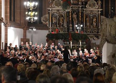 <p>12. Dezember: Mehr als 400 Besucher genossen die Akustik im gotischen Hallengewölbe der evangelischen Stadtkirche Mittweida und das Weihnachtsoratorium Johann Sebastian Bachs. Zu den etwa 100 Mitwirkenden gehörten die Kantoreien aus Mittweida, Rochlitz und Geithain sowie die Musiker des Collegium instrumentale Chemnitz. Auch in der Frankenberger St.-Aegidien-Kirche erklang das Meisterwerk erstmals seit 2009. Die Laiensänger aus Flöha, Frankenberg, Freiberg und Umgebung hatten für das anspruchsvolle Chorwerk der Kantaten 1 bis 3 bereits seit Mai dieses Jahres geprobt. Verstärkung erhielten sie vom Ephoralen Singkreis Flöha, professionellen Sängerinnen und Sängern sowie dem Ensemble Musica sacra Chemnitz. Die Aufführung des zweiten Teils des Weihnachtsoratoriums findet am 30. Dezember, 19.30 Uhr, in der Augustusburger Stadtkirche statt.</p>