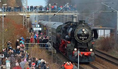 <p>12. Dezember: Mit einem derartigen Ansturm hatte niemand gerechnet: Eine Dampflok der Baureihe 52, die in den Erlauer Bahnhof einfuhr, entwickelte sich zum Publikumsmagneten. Hunderte Menschen am Bahnsteig und an der Eisenbahnbrücke wollten den Sonderzug nach Gera sehen. Nicht nur am Bahnsteig auch an der Brücke standen die Menschen dicht an dicht.</p>