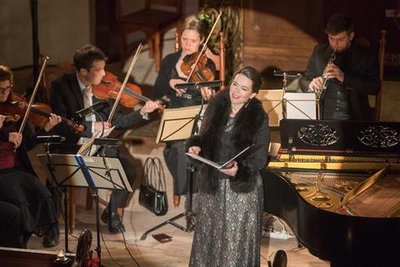 <p>13. Dezember: Ein grandioses Weihnachtskonzert haben die 300 Gäste des Weihnachtskonzertes in der Stadtkirche Augustusburg erlebt. Zur 15. Auflage des Konzertes eingeladen hatte der Lionsclub Flöha/Augustusburg. Begeistert war das Publikum vor allem von Sopranistin Magdalena Hinterdobler, seit 2014/15 Ensemblemitglied an der Oper Leipzig. In den Lions-Fonds zur Förderung von Kinder- und Jugendprojekten flossen am Abend auch 1000 Euro der Stiftung Kunst und Kultur der Sparkasse Mittelsachsen.</p>