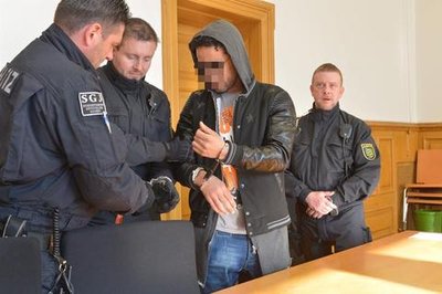 <p>14. Dezember: In Handschellen: Gegen Fehri A., den sogenannten Macheten-Mann, der in den vergangenen zwei Jahren in Freiberg wochenlang für Schlagzeilen gesorgt hatte, wurde im April ein Prozess am Chemnitzer Amtsgericht eröffnet. Das Verfahren wurde jedoch abgebrochen und wird nun vor dem Landgericht Chemnitz erneut verhandelt. Auch ein zweiter spektakulärer Prozess beschäftigte die Mittelsachsen: Die Verhandlung gegen den Kriminalbeamten Detlev G. am Landgericht Dresden. Auch in der zweiten Runde des sogenannten Gimmlitztalprozesses wurde der ehemalige Pensionsinhaber am 14. Dezember wegen Mordes zu einer knapp neunjährigen Haftstrafe verurteilt. Die Wiederholung des Prozesses war nötig geworden, weil der Bundesgerichtshof das erste Urteil wegen zu geringer Strafbemessung abgelehnt hatte.</p>