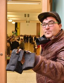 <p>16. Dezember: Mit einer symbolischen Aktion kritisiert Kommunalpolitiker David Rausch (Linke) die Informationspolitik des Kreistags. 22 Maulkörbe hatte er zur Kreistagssitzung mitgebracht, um gegen die neue Geschäftsordnung zu protestieren. Denn: Kreistagsunterlagen werden ab 2017 zwar vorab im Internet veröffentlicht, aber nur für Kreisräte. Bürger bleiben außen vor. Vor Sitzungen dürfen sich die Kreisräte nicht über die Vorlagen äußern. Die symbolischen Maulkörbe verschenkte er auf Anfrage – und wurde alle los, sagt er. Das letzte Wort zu diesem Thema ist längst noch nicht gesprochen. Die Freiberger Grünen-Stadträtin Ulrike Neuhaus will in Sachen Transparenz in der Kommunalpolitik bis vors Oberverwaltungsgericht ziehen. Sie liegt mit der Stadt Freiberg im Clinch, nachdem sie Ratsunterlagen vor Sitzungen im Internet veröffentlicht hatte.</p>