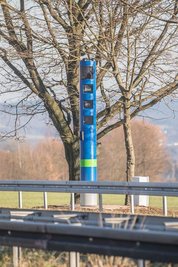 <p>17. Dezember: Seit Beginn des Monats steht an der B 173 zwischen Chemnitz und Niederwiesa die neue und im Freistaat Sachsen erste Maut-Kontrollstation für Bundesstraßen. Die blaue Säule ähnelt aber Superblitzern, wie an der Zwickauer Straße in Chemnitz, so sehr, dass Autofahrer auch auf der B 173 teils sehr stark abbremsen und den nachfolgenden Verkehr gefährden. Zumindest habe es aber bislang noch keine Unfälle deswegen gegeben, so die Polizei.</p>