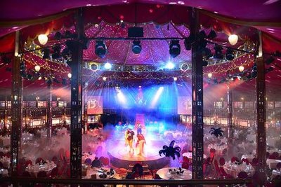 <p>22. Dezember: Roter Samt auf Bänken und Stühlen, kunstvoll gestaltete Holzstreben vor verspiegelter Wandverkleidung und verzierte Lampen, die den Raum in warmes Licht tauchen – wer die „Queen of Flanders“, ein großes Zelt, betritt, taucht ein in eine Atmosphäre historischer Eleganz. Hinter schweren Vorhängen am Eingang verbirgt sich ein vornehmer Art-déco-Spiegelsaal. Bei der Suche nach<br />
einem außergewöhnlichen Ambiente für die 150-Jahr-Feier wurde die Mittweidaer Hochschule in Belgien fündig. Denn das Zelt wird seit Monaten rund um die Welt geschickt und als Veranstaltungsort vermietet. Im Mai sollen nun die Mittweidaer darin vier Tage lang feiern.</p>