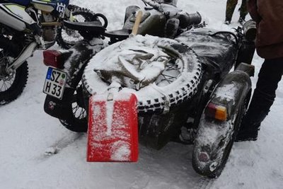 <p>Es seien weniger Teilnehmer als in den Vorjahren gewesen, als die Veranstalter jeweils mit 9000 Besuchern und 1500 Fahrzeugen kalkulierten. Dafür sei das Winterwetter verantwortlich.</p>
