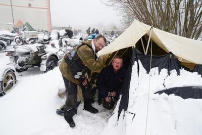 <p>In der Nacht zu Freitag hatten viele Camper ihre Zelte durch den Sturm verloren. Einige waren in einer vom Schloss bereitgestellten Garage auf dem Schlossgelände untergekommen.</p>
