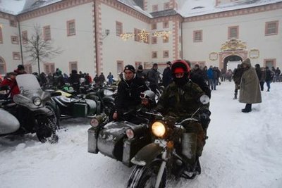 <p>Hunderte Bikes im Schnee: Zum 46. Wintertreffen der Motorradfahrer sind am Samstag rund 4300 Besucher auf Schloss Augustusburg gekommen.</p>
