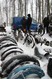<p>Samstag, 10.30 Uhr: Auf dem Teilemarkt laufen die Geschäfte durchwachsen, meinen einige Händler. Durch den Wind und den Schnee sind viele Händler der Veranstaltung ferngeblieben.</p>
